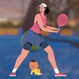 Donna incinta gioca a padel, con un bimbo che gattona ai suoi piedi.