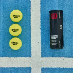 Tre palline da padel Wilson X3 e un tubetto, pronte per una partita veloce sul campo blu.