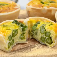 Delizioso tortino di asparagi, con la crosta dorata e un ripieno cremoso e ricco di verdure fresche.