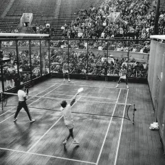 Partita di padel ad Acapulco, con giocatori in campo e pubblico sugli spalti.