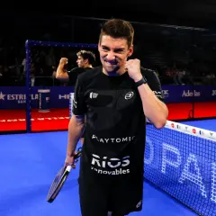 Martin Padel esulta sul campo dopo una partita vinta, con il pubblico sullo sfondo.