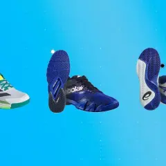 Tre paia di scarpe sportive su sfondo blu. Si nota la differenza tra scarpe da padel e tennis, con suole specifiche per ogni disciplina.