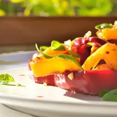 Insalata colorata con peperoni arrostiti, pomodori e basilico fresco. Un'idea gustosa per le tue ricette con peperoni.
