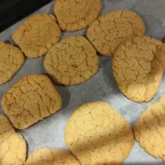 Biscotti dorati con farina di riso, appena sfornati e pronti per essere gustati.