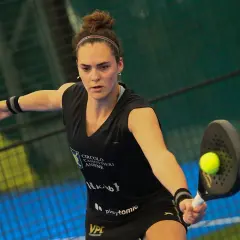 Carolina Orsi in azione, colpo deciso in partita di padel.
