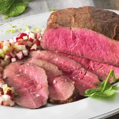 Roast beef ricetta in pentola: succulento e rosato, servito con un contorno fresco di ravanelli e scorza di lime.