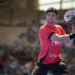 Momo Gonzalez in azione, pronto a colpire la palla con la sua racchetta da padel.