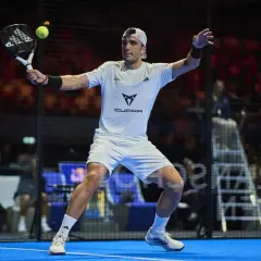 Il giocatore di padel, con abbigliamento adidas, colpisce la palla. È un momento di gioco intenso per adidas Ale Galan.