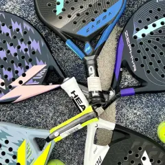 Racchette da padel con finitura in carbonio 3k, pronte per il gioco. Diverse grafiche e colori vivaci.