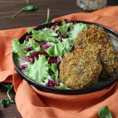 Deliziose spinacine fatte in casa, croccanti fuori e morbide dentro, servite con un'insalata fresca.
