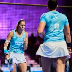 Gemma Triay esulta in campo da padel, con il pubblico sullo sfondo.
