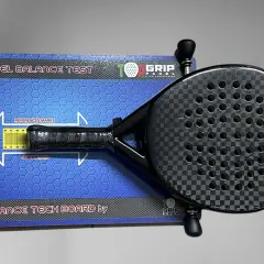 Racchetta da padel su tavola per test di bilanciamento. Misura il bilanciamento della racchetta per un gioco ottimale.