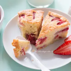 Fette di torta soffice con fragole fresche, un dolce invitante per ogni occasione.