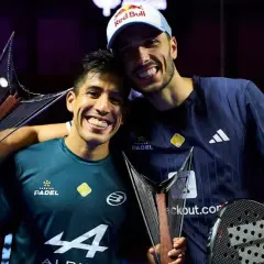 Galan e Chingotto festeggiano la vittoria con i trofei.