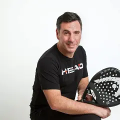 Gustavo Pratto, con la sua racchetta da padel HEAD, pronto per una partita.