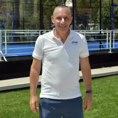 Nicola Bini sorride con un cerotto sul naso, pronto per una partita di padel.