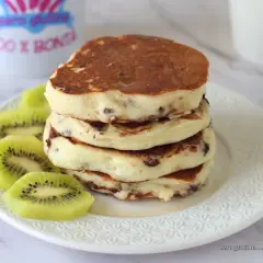 Pancake con yogurt greco e kiwi, una colazione golosa e leggera.