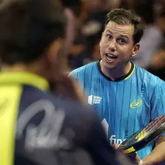 Giocatore di padel con racchetta, concentrato durante un tie break.
