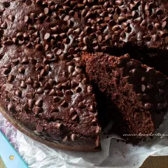 Deliziosa torta al cioccolato senza uova, ricca di gocce di cioccolato fondente. Perfetta per ogni occasione.