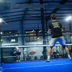 Giocatore di padel in azione, con la scritta "Esprit Padel Shop" sulla maglia. La partita è intensa, ma lui non è una dormilona al padel.