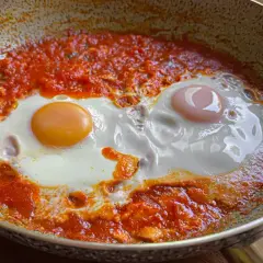 Uova in purgatorio, due uova cotte in un sugo di pomodoro piccante, un piatto saporito e confortante.