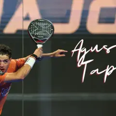 Agustin Tapia in azione con la racchetta da padel, pronto a colpire la palla.