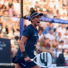 La giocatrice di padel Gonzalez esulta con la racchetta in mano, circondata da un pubblico entusiasta.