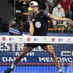 Giocatore di padel in azione, con un perfetto **split step** per colpire la palla.