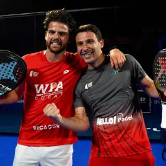 Lucas Campagnolo e il suo compagno festeggiano una vittoria nel padel, sorridenti con le racchette in mano.