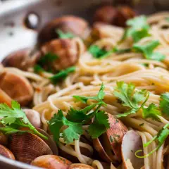 Spaghetti alle vongole surgelate, un piatto gustoso con pasta, cozze e prezzemolo fresco in una padella.