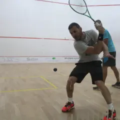 Giocatori di squash in azione. La differenza tra padel e squash è evidente nel campo e nelle racchette.