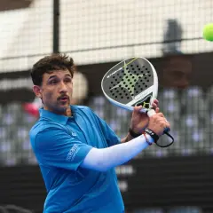 Sanyo Gutierrez in azione, colpisce la palla con la racchetta da padel.
