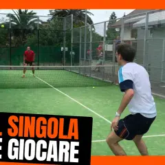 Due uomini giocano a padel singolo su un campo verde. La scritta "Padel Singola Come Giocare" è in primo piano.