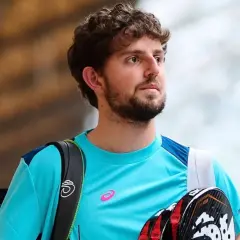 Mike Yanguas, con la sua racchetta da padel, pronto per la partita.