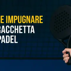 Mano che impugna una racchetta da padel nera, con testo "Come impugnare la racchetta da padel" su sfondo blu con rete.