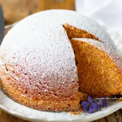 Torta soffice, perfetta per la colazione o la merenda, ispirata alla camille ricetta. Spolverata di zucchero a velo e decorata con un fiorellino viola.