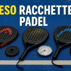 Tre racchette da padel, pesi e un bilancino per misurare il peso racchetta padel.