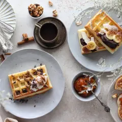 Una deliziosa ricetta waffle con crema, frutta e noci. Perfetta per una colazione speciale.