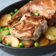 Coniglio in padella, un sapore che sa di casa. Patate arrosto e piselli completano questa ricetta della nonna, un classico intramontabile.
