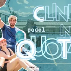 Quattro amici sorridono su un campo da padel, pronti per una padel clinic.
