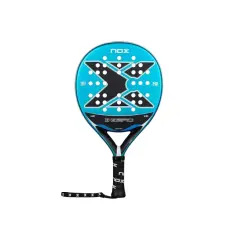 Racchetta da padel blu NOX X-ZERO con design a X nero e fori bianchi. Perfetta per colpi potenti.
