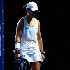 Lucia Sainz, giocatrice di padel, con racchetta in mano, guarda a terra dopo un punto.