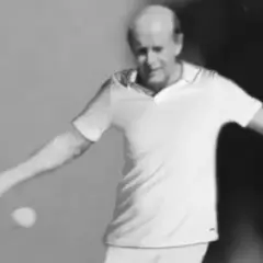 Enrique Corcuera, pioniere del padel, colpisce la palla con la racchetta.
