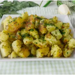 Patate prezzemolate dorate e croccanti, un contorno semplice e gustoso, pronto per essere servito.