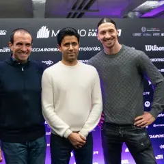 Zlatan Ibrahimović sorride con due uomini davanti a uno sfondo con loghi di padel.