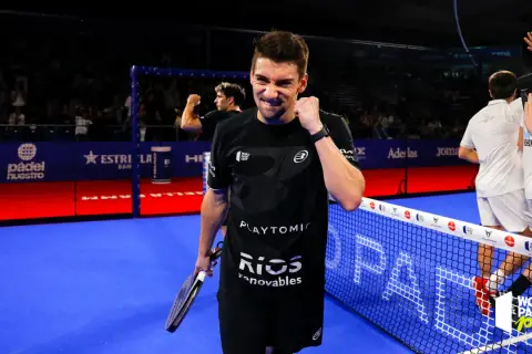 Martin Padel esulta sul campo dopo una partita vinta, con il pubblico sullo sfondo.