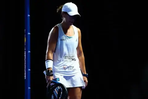 Lucia Sainz, giocatrice di padel, con racchetta in mano, guarda a terra dopo un punto.