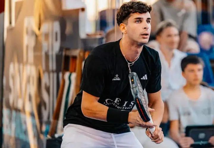 Flavio Abbate in azione sul campo da padel, concentrato e pronto a colpire la palla.