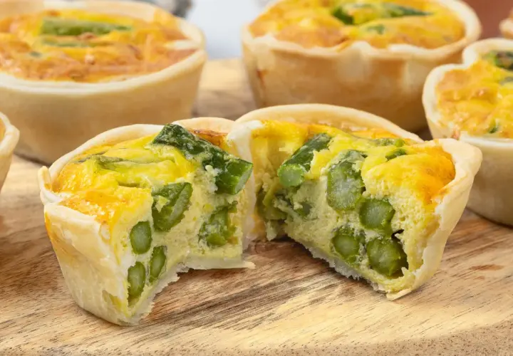 Delizioso tortino di asparagi, con la crosta dorata e un ripieno cremoso e ricco di verdure fresche.