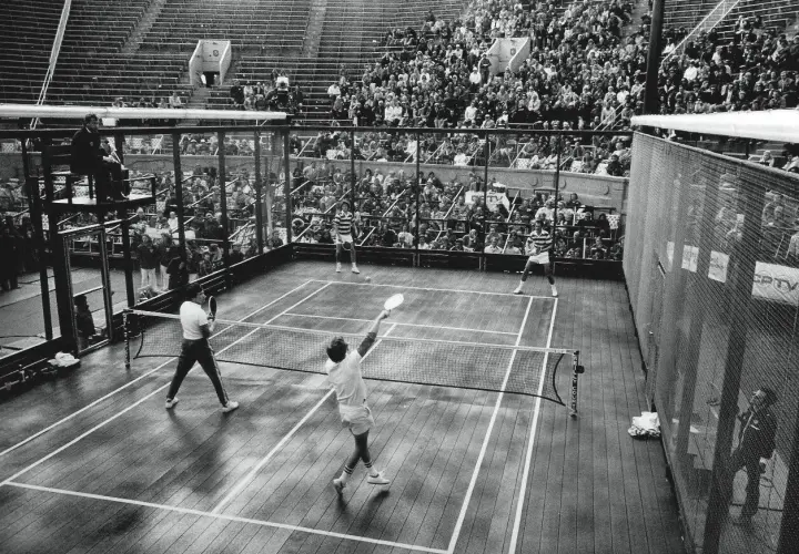 Partita di padel ad Acapulco, con giocatori in campo e pubblico sugli spalti.